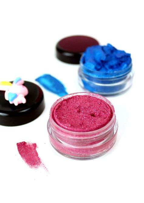 How to Make DIY Glitter Cream Eyeshadow | Upstyle