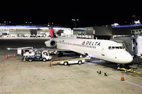 Delta Air Lines 717 | Delta airlines, Airline, Delta