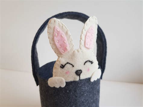 Adorable DIY Easter Bunny Basket (+ free printable template) | DIY Felt Crafts