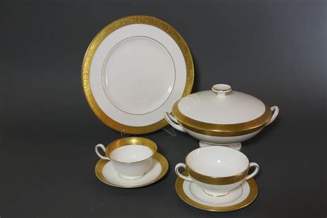 Wedgwood white bone china… - Fine & Decorative Arts - Philips Auctions Australia - Antiques Reporter