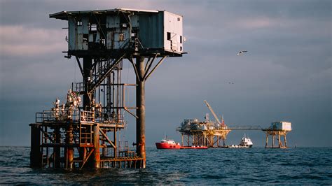 Price to Plug Old Wells in Gulf of Mexico? $30 Billion, Study Says. - The New York Times