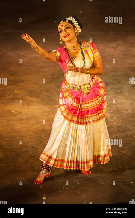 Mohiniyattam Mohiniattam classical Indian dance performance in Chennai ...