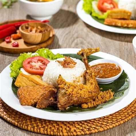 24 Rekomendasi Menu Makan Siang Orang Indonesia yang Enak