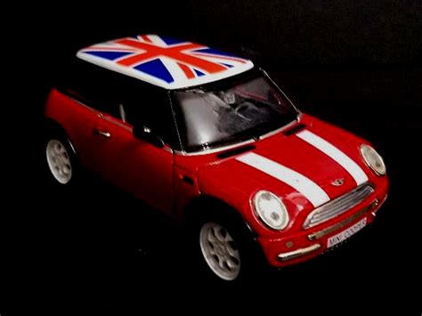 2001 Mini Cooper Union Jack Roof Red 1:24 Die Cast Car | Property Room