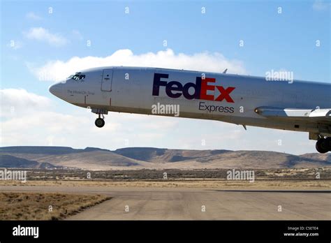 Fedex boeing 727 transport aircraft hi-res stock photography and images ...