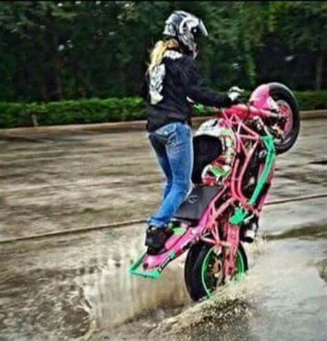 Cause I don't see this quite often.. Women doing stunts on a motorcycle Pretty Bike, Crazy Toys ...