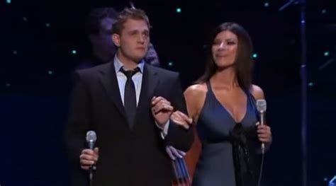 Michael Buble And Laura Pausini Join Each Other On Stage To Perform ...