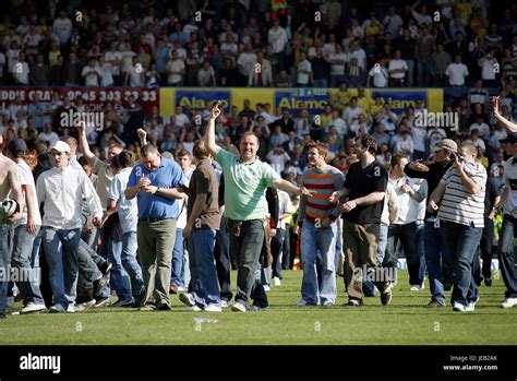 LEEDS FANS INVADE THE PITCH LEEDS UTD V IPSWICH TOWN ELLAND ROAD LEEDS ...