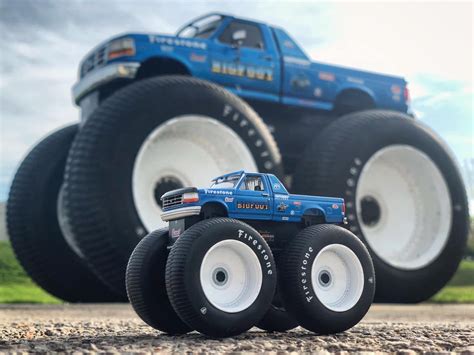 BIGFOOT 5 and its 1:64 diecast replica by Greenlight Collectibles. | Monster trucks, Diecast ...