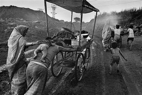 Sebastião Salgado’s dramatic Workers photos – Overworked & underpaid