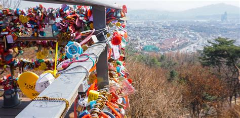 Cặp đôi Việt bóp khoá tình yêu dày đặc trên tháp Namsan ở Hàn Quốc