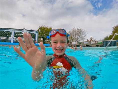 Family fun at Hathersage outdoor swimming pool | Peak District Kids