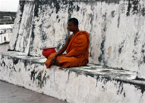 Buddhist monk | Buddhist monk meditating at the great pagoda… | Flickr