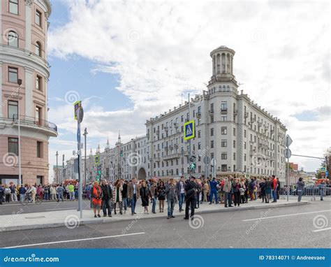 People on Tverskaya Street, Moscow Editorial Photo - Image of road ...