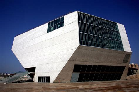 Casa da Música é a principal sala de concertos do Porto, em Portugal. Foi projetada pelo ...