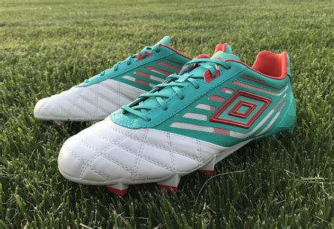 Umbro Medusae Pro - Feature Review | Soccer Cleats 101