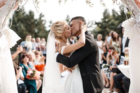 How to Have a Memorable First Kiss at Your Wedding Ceremony