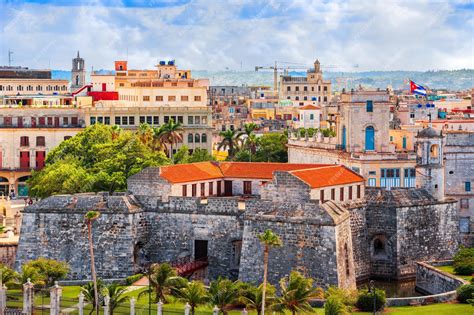 Premium Photo | Havana cuba old town skyline