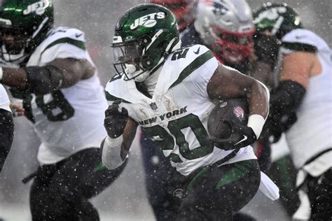 Breece Hall's Impressive Performance in New York Jets' Regular Season Finale and Comeback Story ...