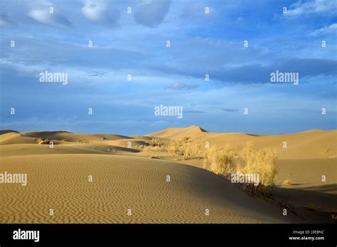 Desert landscape under dramatic sky - Varzaneh desert, Iran Stock Photo ...