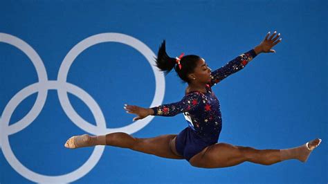 Simone Biles leads US gymnasts in competition