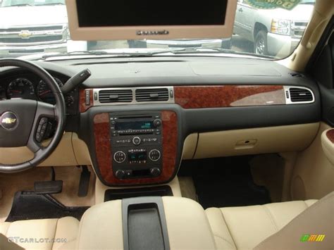 2007 Chevrolet Suburban 1500 LT 4x4 Light Cashmere/Ebony Dashboard ...