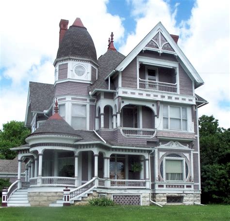 File:Wooden Queen Anne house in Fairfield, Iowa.jpg - Wikimedia Commons