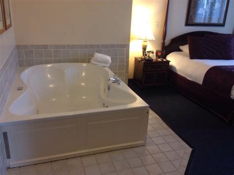 Hotels In Wichita Ks With Jacuzzi Tubs In Room : Discount 85% Off Holiday Inn Express Hotel ...