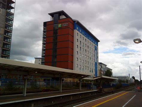 Holiday Inn Express, Slough © Andrew Abbott cc-by-sa/2.0 :: Geograph Britain and Ireland