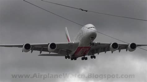 Airplane Watch : Emirates Airbus A380 Landing in Strong Crosswinds