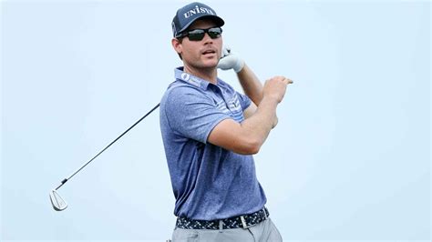 Despite travel gaffe, this pro still in contention in Bermuda