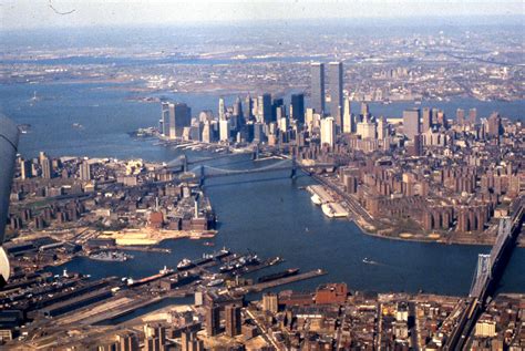 File:Aerial view of East River, Lower Manhattan, New York Harbor, 1981.jpg - Wikimedia Commons