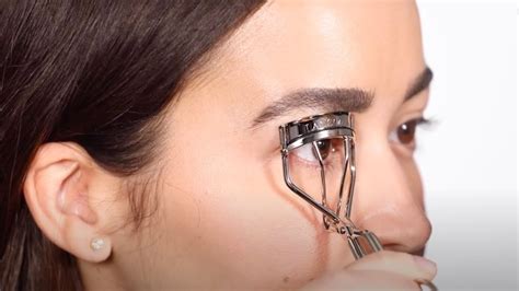 How To Use An Eyelash Curler - YouTube