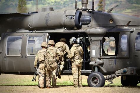 DVIDS - Images - M119A3 Gun raid howitzer sling load [Image 2 of 15]