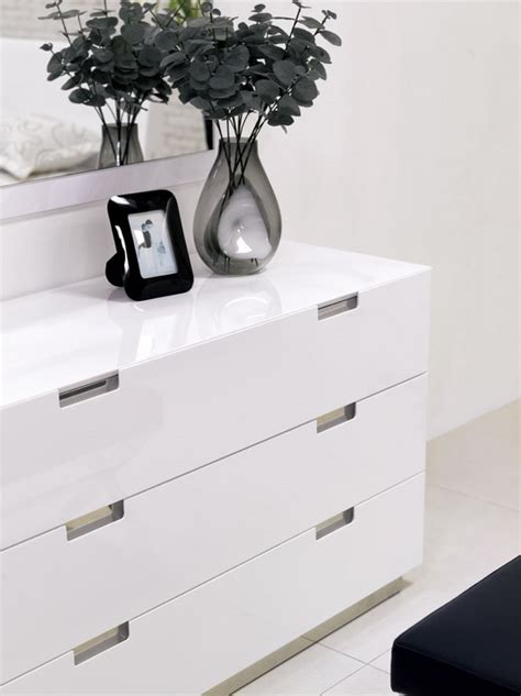 Modern white dressers – stylish bedroom furniture ideas