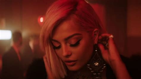 Bebe Rexha asesina a The Chainsmokers en el vídeo de 'Call You Mine' | Europa FM