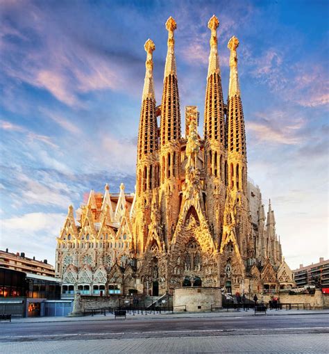 BARCELONA, SPAIN - FEB 10: View of the Sagrada Familia, a large - Paulusma Reizen