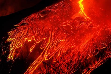 Mount Etna's 'incredibly powerful' eruptions light up Sicily skies with hot lava - ABC News