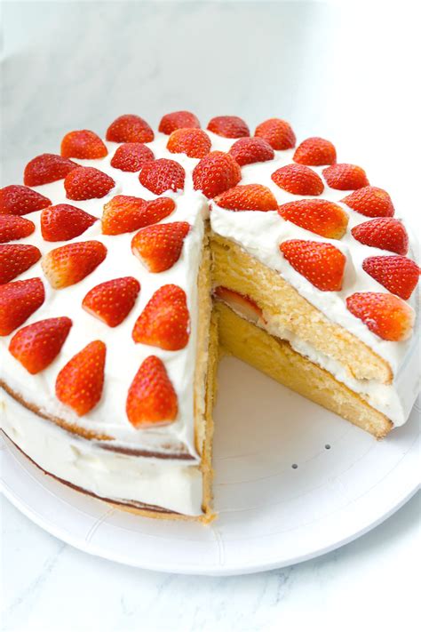 Strawberry Lemon Cream Cake | That Spicy Chick