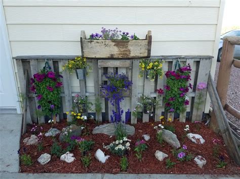 Pallet flower bed | Flower beds, Plants, Flowers