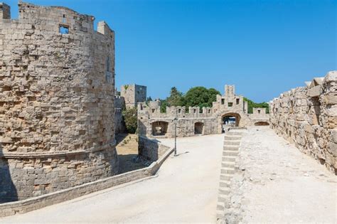 Premium Photo | Walls of medieval castle in old town of rhodes greece