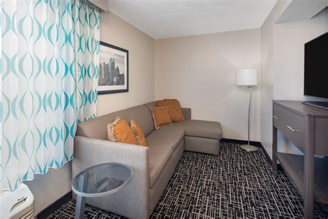 La Quinta Inn & Suites by Wyndham Atlanta Airport North | Atlanta, GA Hotels