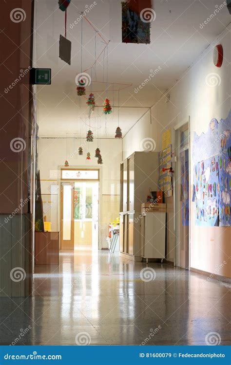 School Hallway with the Drawings on the Walls Stock Image - Image of teach, indoor: 81600079