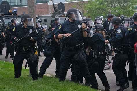 ACLU issues stinging criticism of Milwaukee police for aggressive actions toward peaceful ...