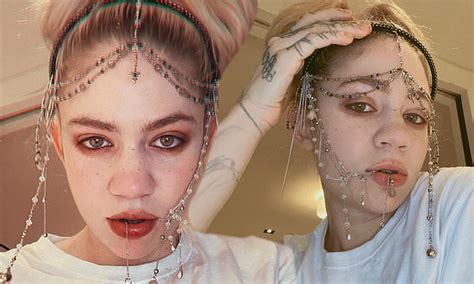 Grimes shows off unique new makeup and jewelry look stating she's ...