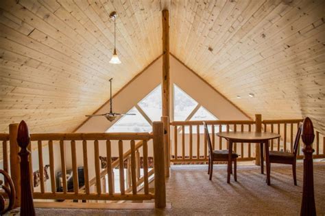 Twin Owls Lodge. Family friendly retreat with loft and kitchen. Dogs OK. - The Rustic Acre