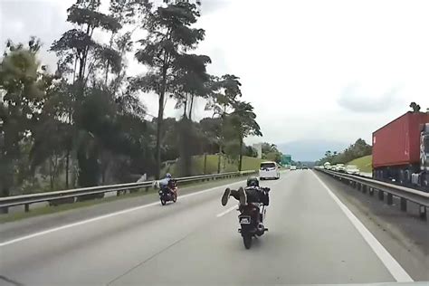 Perak cops arrest two mat rempit performing stunts on NSE | The Star