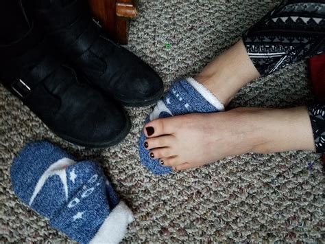 feels good to let my sweaty feet breathe after a long day of errands. 💕 DMs open 😘 : r/feetpics