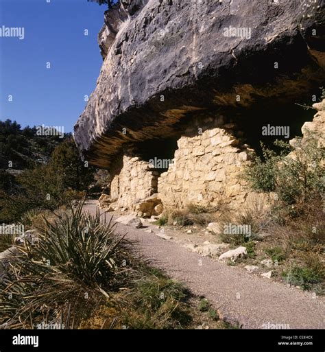 ARIZONA - Ancient cliff dwellings at Walnut Canyon National Monument Stock Photo - Alamy