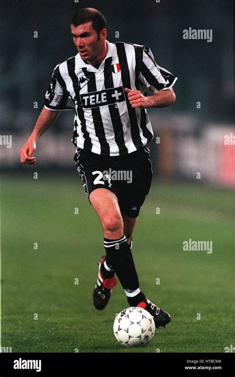 ZINEDINE ZIDANE JUVENTUS 21 April 1999 Stock Photo - Alamy